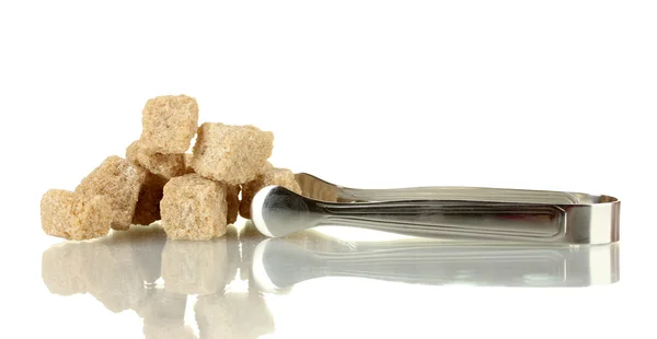 Cubos de açúcar de cana marrom com pinças de açúcar isoladas em branco — Fotografia de Stock
