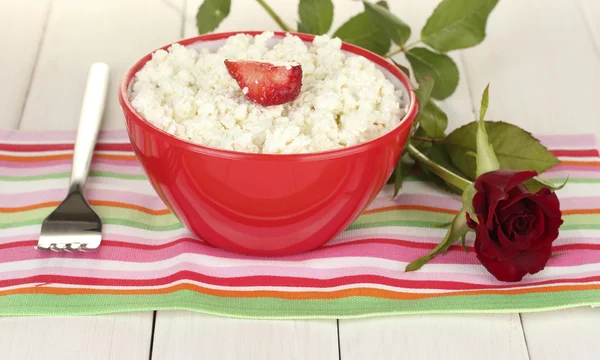 草莓红碗、 叉子和上白色木制表特写多彩餐巾花与奶酪 — 图库照片