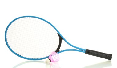 badminton raketi ve mekik horozu beyazda izole edilmiş.