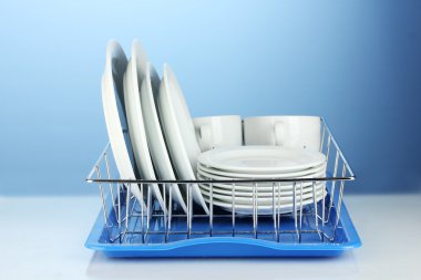 mavi arka plan üzerinde durmak üstünde temiz yemekler