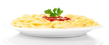 İtalyan spagetti beyaz bir plaka üzerinde beyaz izole pişirilir.