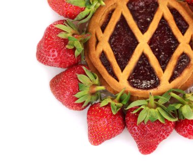 Beyaz arka plan yakın çekim üzerinde çilek ile süslenmiş tart