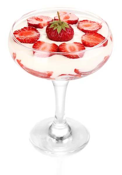 Glass av modne jordbær med fløte isolert på hvite – stockfoto