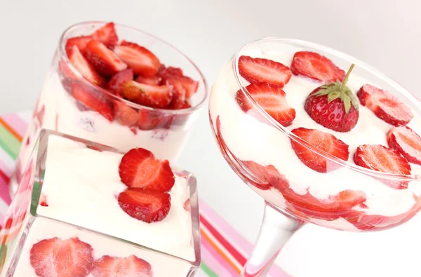 成熟的草莓奶油白色上孤立的眼镜 — 图库照片