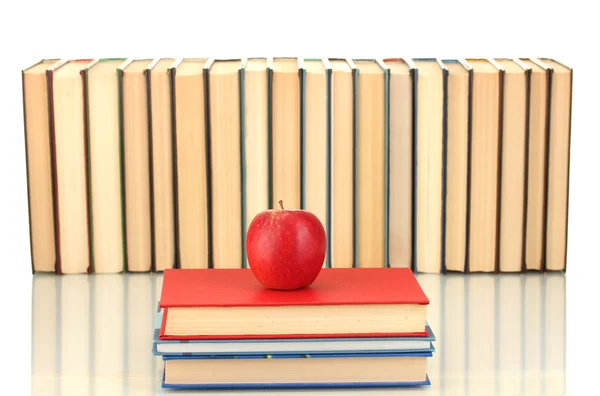 Pilha de livros com uma maçã no fundo branco close-up — Fotografia de Stock