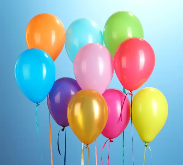 Kolorowe balony na niebieskim tle z bliska — Zdjęcie stockowe