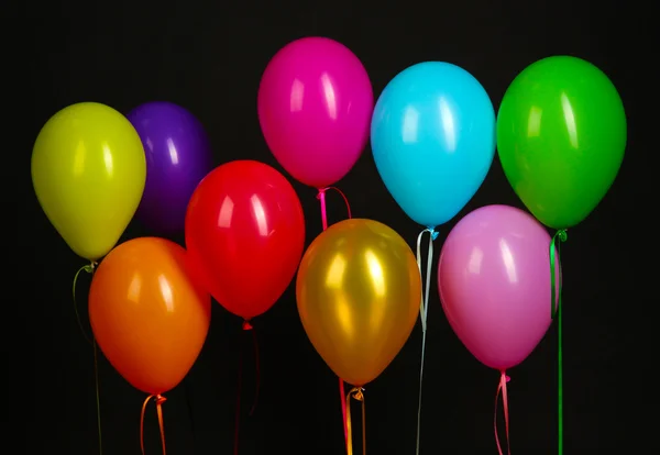 Palloncini colorati isolati su sfondo nero — Foto Stock