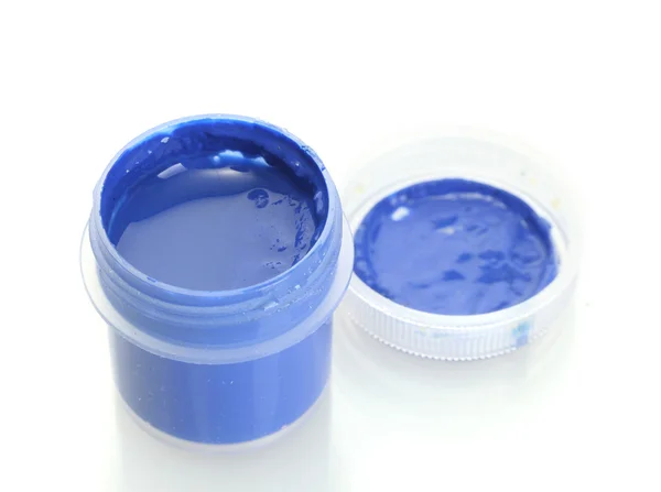 Jar met blauwe gouache geïsoleerd op witte achtergrond close-up — Stockfoto