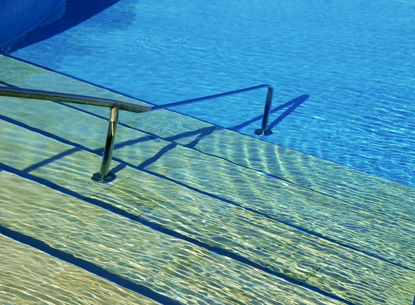 सनी प्रतिबिंब हॉटेल जलतरण तलाव — स्टॉक फोटो, इमेज