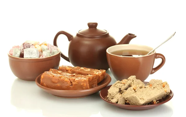 茶壶茶杯和茶碟与东方糖果-土耳其软糖、 果子露和孤立在白色的给哈瓦 — 图库照片
