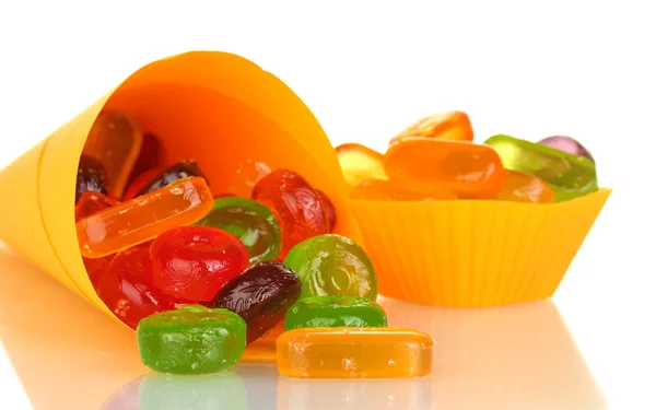 Világos táskát a közeli fehér háttér-ízletes színes cukorkák — Stock Fotó