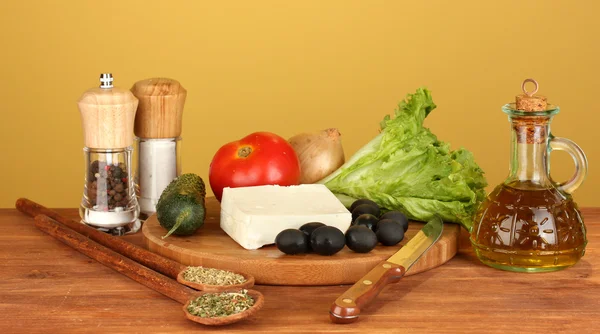 Ingredienser för en grekisk sallad på brun bakgrund närbild — Stockfoto