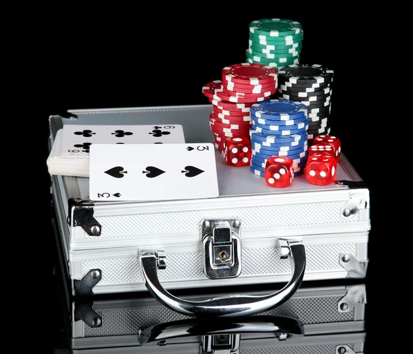 Jeu de poker sur un étui métallique isolé sur fond noir — Photo