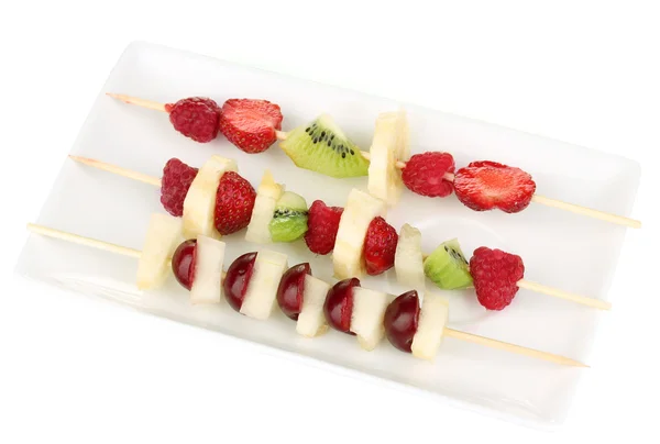 혼합된 과일 및 흰색 절연 꼬치에 딸기 — 스톡 사진