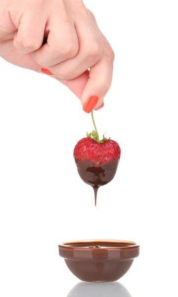 Mano sosteniendo fresa en chocolate aislado en blanco — Foto de Stock