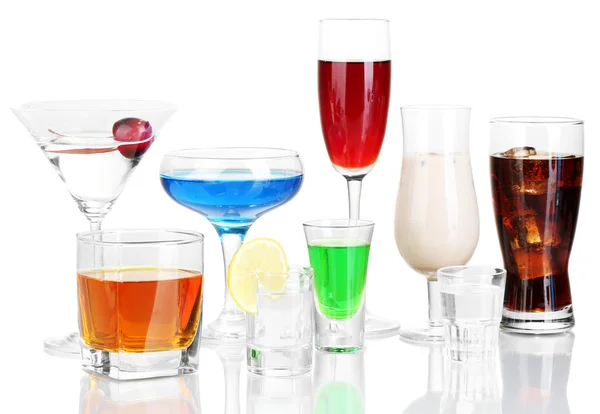 Une variété de boissons alcoolisées isolées sur blanc — Photo