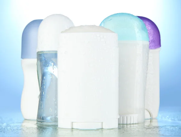 Desodorante sobre fondo azul — Foto de Stock