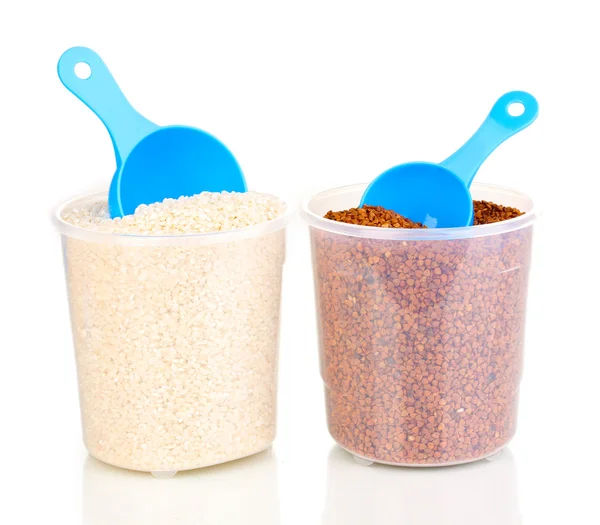 Cucchiai di misura e contenitori di plastica con grano isolato su bianco — Foto Stock