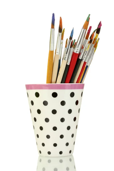 Verf penselen met gouache in cup geïsoleerd op wit — Stockfoto