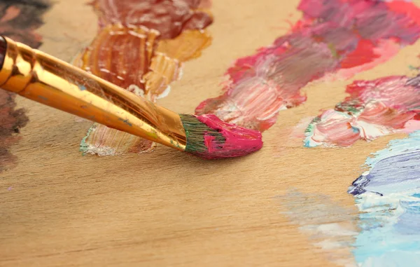 抽象水粉颜料和画笔木制调色板上 — 图库照片