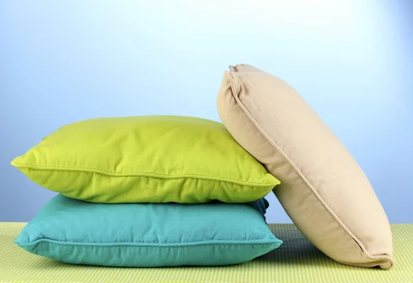 Almohadas sobre fondo azul — Foto de Stock