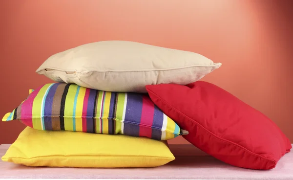 Almohadas sobre fondo rojo — Foto de Stock