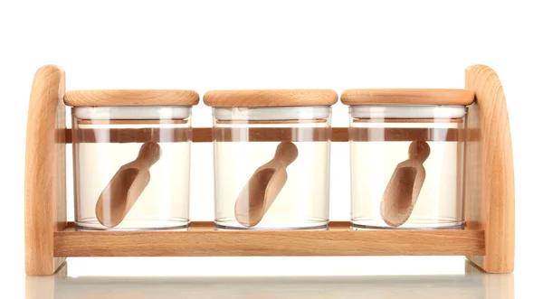 Frascos de vidro vazios para especiarias com colheres na prateleira de madeira isolada em branco — Fotografia de Stock
