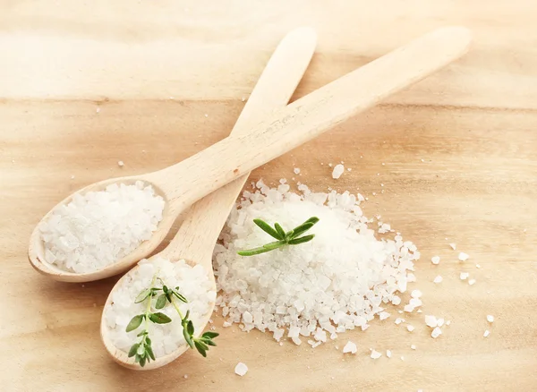 Sól w łyżki świeżego rozmarynu i tymianku na drewniane tła — Zdjęcie stockowe