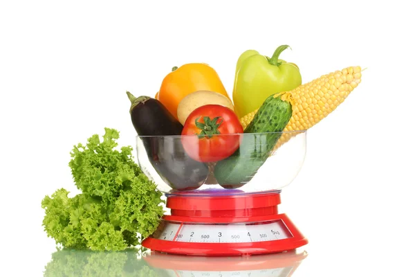 Mogna färska grönsaker i kök skalor isolerad på vit — Stockfoto