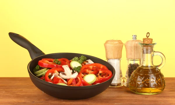 在黄色背景上蔬菜的煎锅 — 图库照片