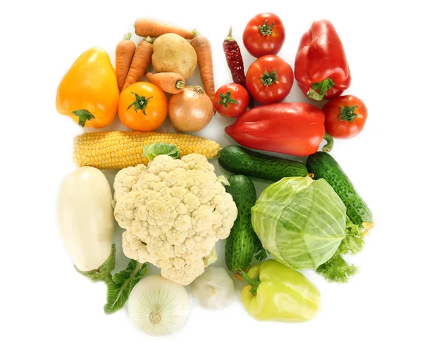 Helles, buntes Gemüse isoliert auf weißem Hintergrund — Stockfoto