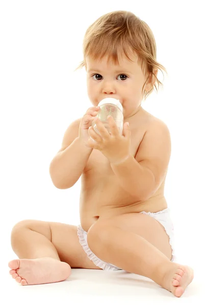 Niedliches Baby trinkt isoliert auf weiß — Stockfoto
