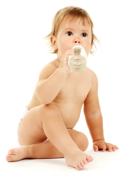 Schattige baby drinken geïsoleerd op wit — Stockfoto