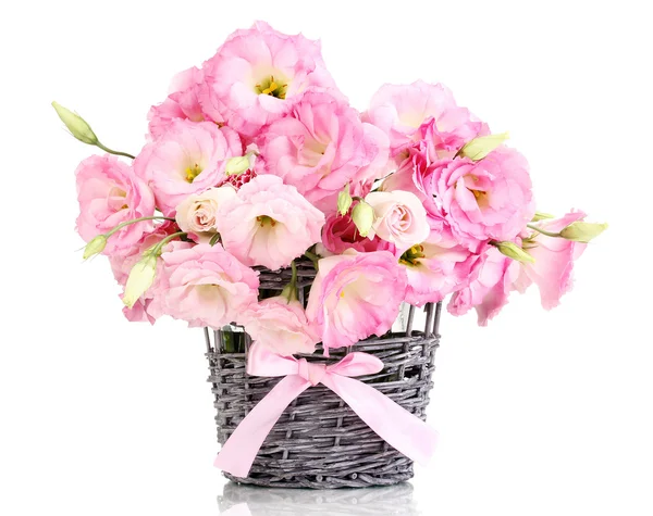 Buquê de flores de eustoma em vaso de vime, isolado em branco — Fotografia de Stock