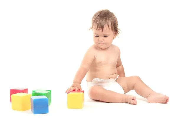 Söt baby spelar med kuber isolerad på vit — Stockfoto