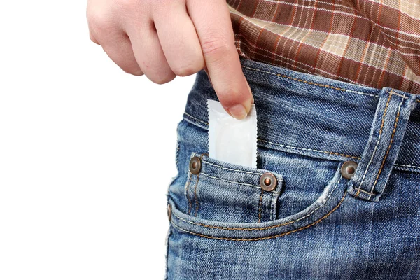 Dívka vytáhne kondom z kapse džíny zblízka — Stock fotografie
