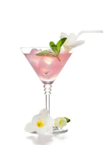 Martini Glas Cocktail mit Eis und Blumen isoliert auf weiß — Stockfoto