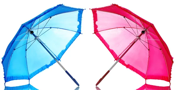 Blauwe en roze paraplu's geïsoleerd op wit — Stockfoto