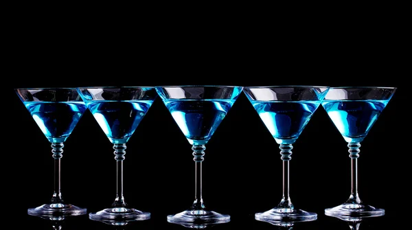Coquetel azul em copos de martini isolados em preto — Fotografia de Stock