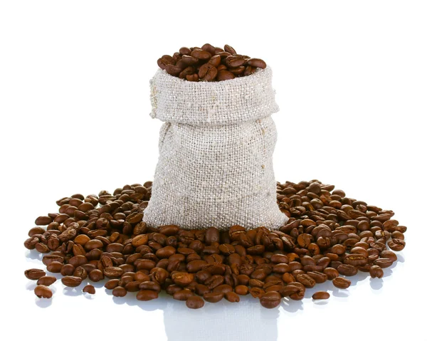 白で隔離されるキャンバス袋のコーヒー豆 — ストック写真