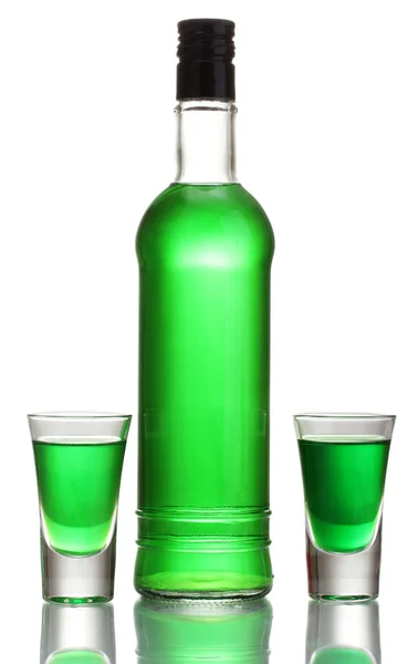 Flasche und zwei Gläser Absinth isoliert auf weiß — Stockfoto