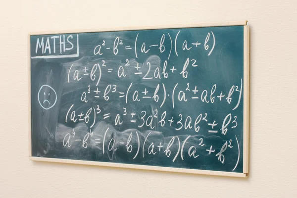 Математичні формули, написані на столі — стокове фото