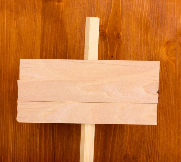 Letrero de madera sobre fondo de madera —  Fotos de Stock