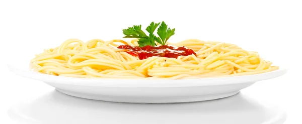 Spaghetti italiani cotti in un piatto bianco isolato su bianco — Foto Stock