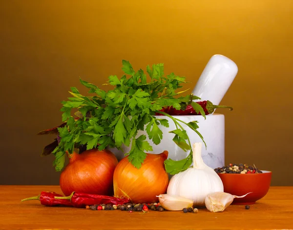 Uppsättning av ingredienser och krydda för matlagning på träbord på brun bakgrund — Stockfoto