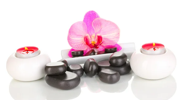 Spa kamienie z orchidea kwiat i świece na białym tle — Zdjęcie stockowe