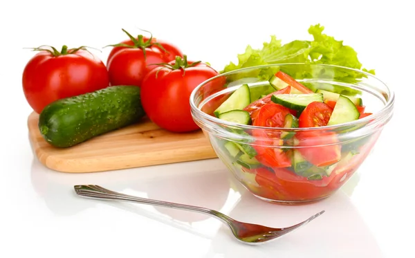 Frischer Salat mit Tomaten und Gurken isoliert auf weiß — Stockfoto