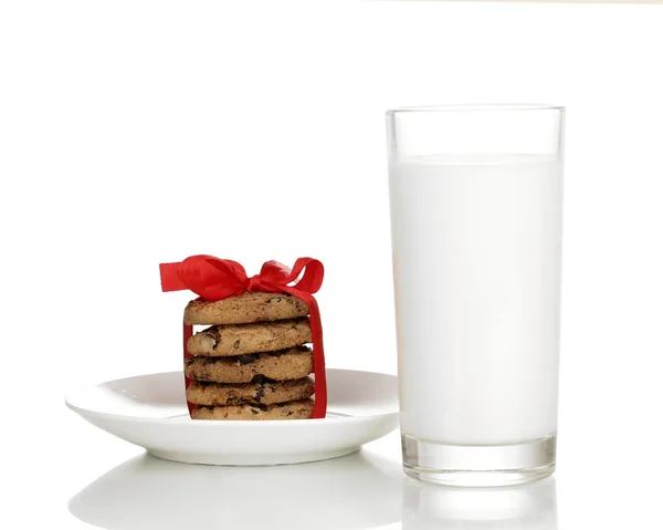 杯牛奶和饼干上白色隔离 — 图库照片