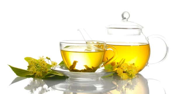 Fincan ve çaydanlık ıhlamur çayı ve üzerinde beyaz izole çiçek — Stok fotoğraf