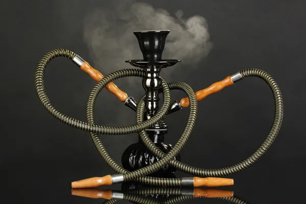 Shisha-Rauch auf schwarzem Hintergrund — Stockfoto